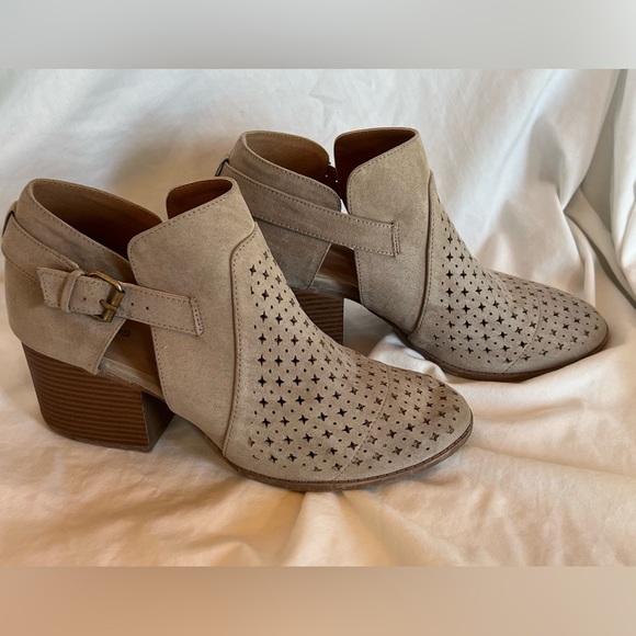 Size 12 Maurices Booties Boots tan beige EUC - Picture 1 of 10